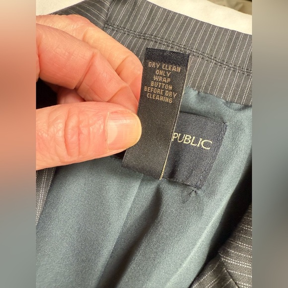 BANANA REPUBLIC Gray pinstriped crop blazer size S - Picture 9 of 11